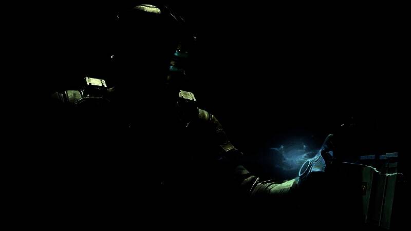 《木卫四协议》游戏画面，主角身穿重型动力装甲在阴暗的太空监狱中与变异生物激烈交战，血迹与残肢遍布