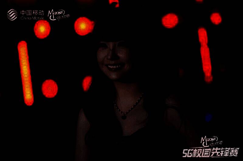 林更新与赖美云携手抽取幸运观众，舞台灯光璀璨，现场观众欢呼雀跃