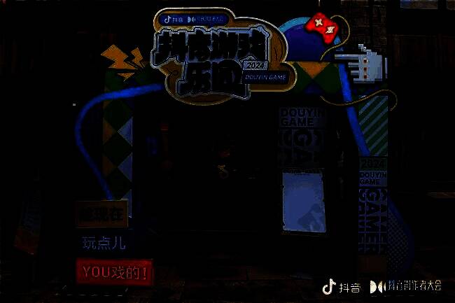 展区内玩家正在体验《黑神话：悟空》试玩版，神情专注