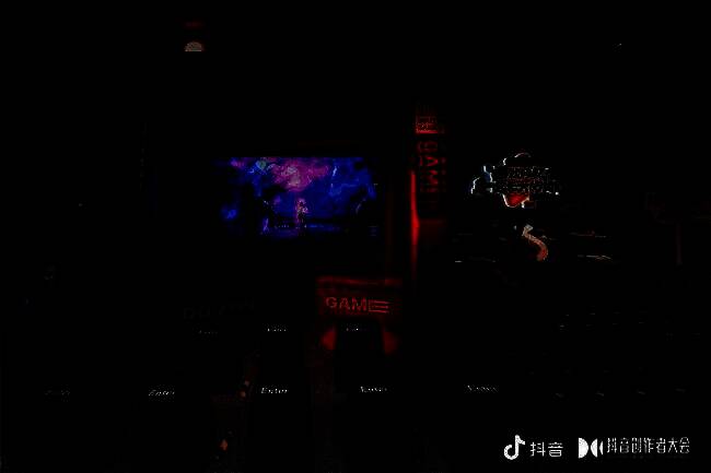 经典游戏主机展区，复古红白机、PS2等设备整齐陈列