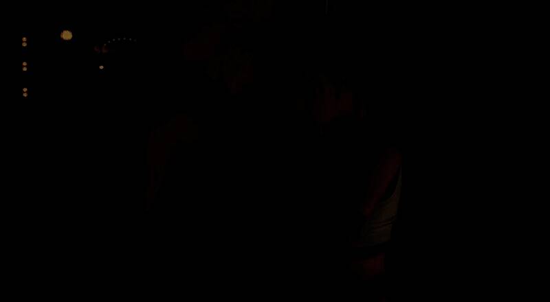 游戏总监浜口直树在采访现场认真回答提问，背景为《最终幻想7：重生》宣传海报