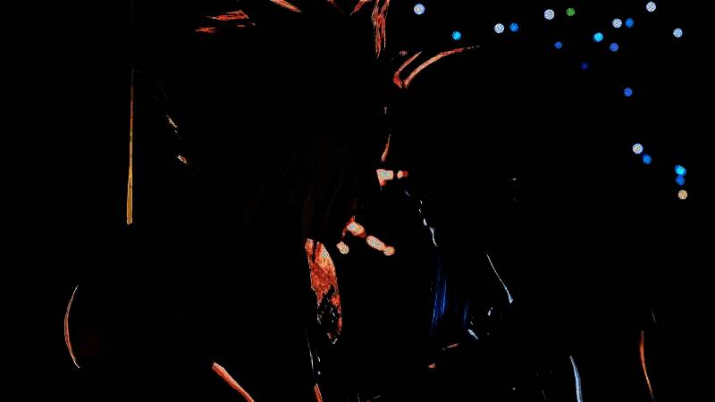 克劳德与蒂法并肩行走于黄昏下的城市废墟，背影坚定而温柔，象征两人关系的新阶段