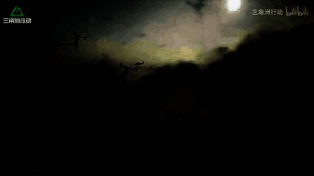 士兵在废墟中持枪前行，背景是燃烧的建筑物和浓烟