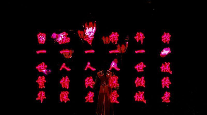 游戏内邮件界面展示拾取到他人花灯的通知，附有花灯图标和领取指引