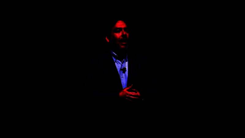 Xbox与PlayStation主机并列摆放，象征两大平台竞争与合作的复杂关系