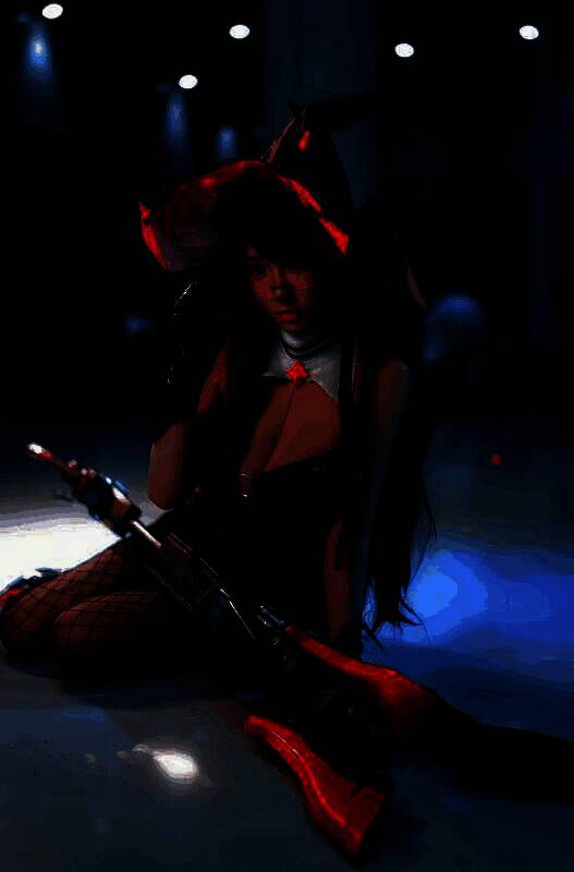 玩家与coser互动合影场景，气氛热烈，展台布置充满科技感灯光与装置