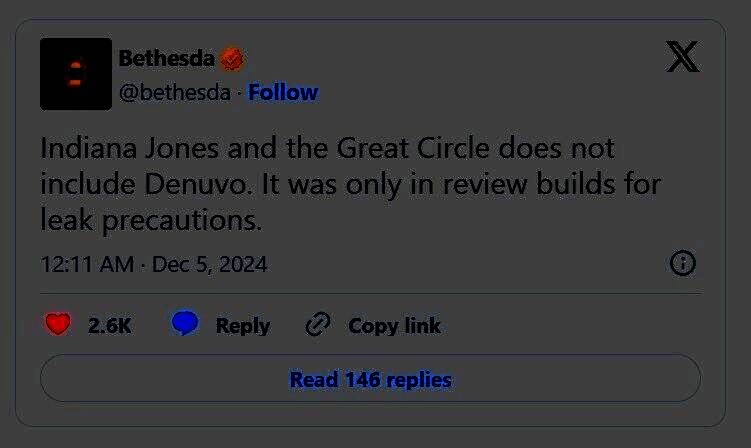 游戏实机画面截图，印第安纳·琼斯在昏暗神庙中躲避机关陷阱，光影效果逼真，场景细节丰富