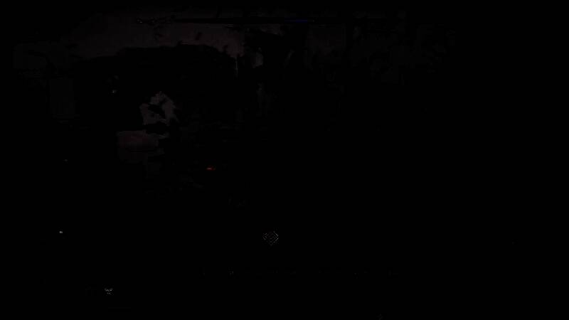 女巫玛丽施展范围攻击，红色闪电从天而降，主角紧急翻滚躲避