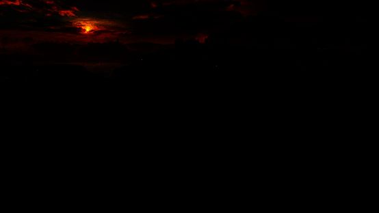 高地上玩家建筑群俯瞰视角，断崖地形清晰可见，部队沿斜坡行进