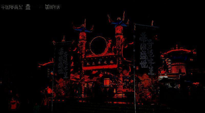 《帝国战纪》三周年木兰不夜城活动现场，古风建筑与玩家盛装共融，灯火辉煌如梦似幻