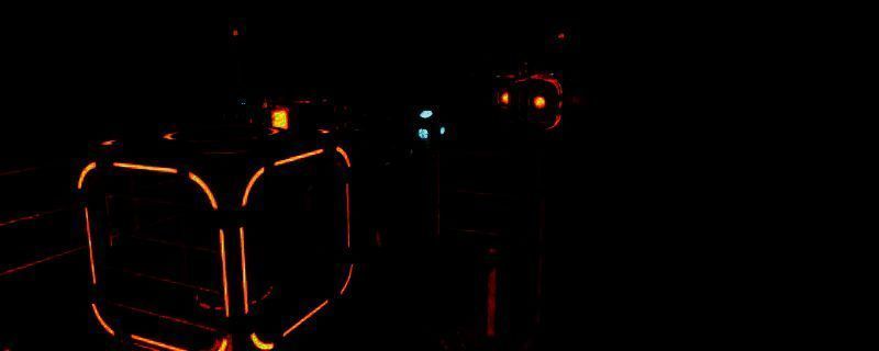 《Power Sink》游戏实机画面，展示昏暗工业场景中角色持武器警戒前行，环境细节丰富，光影效果逼真