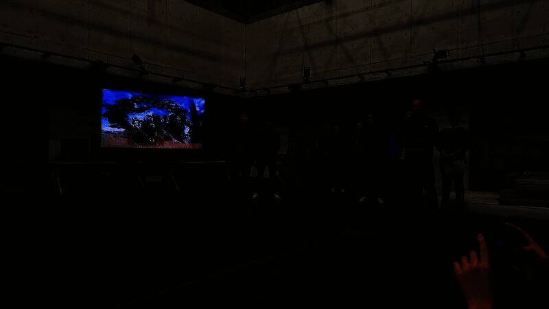 两名动捕演员正在进行对战演练，一人手持道具模拟武器，另一人模仿怪物姿态