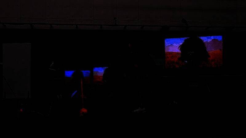 动捕演员全身布满传感器点位，正在进行精细的手部与脚步动作录制