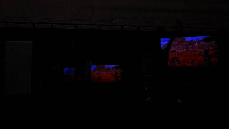 团队成员围观点评刚完成的动捕回放，讨论动作细节