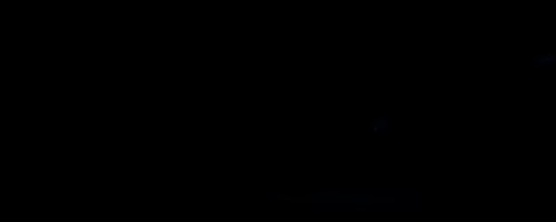 夜王黑夜水灵马瑞斯BOSS战场景，巨大水元素生物在幽暗水域中翻腾，周身环绕着蓝色能量波纹，场面恢弘而危险