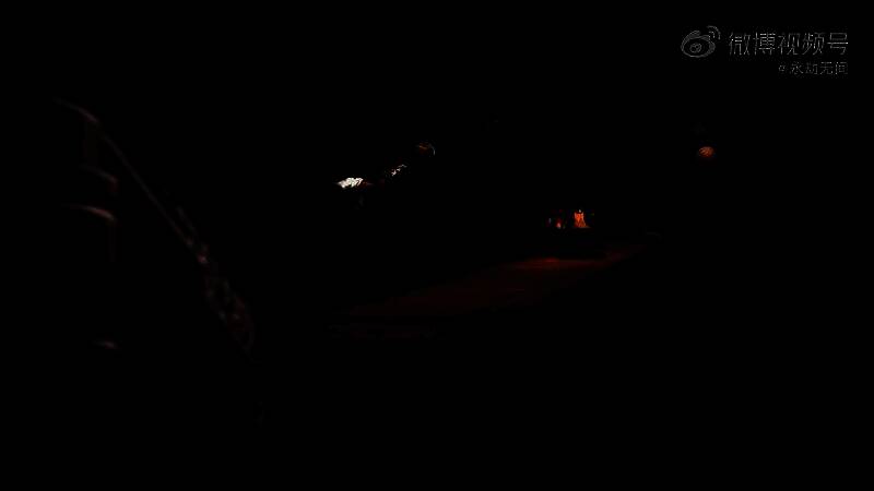 特莉丝身着蓝色长袍，施放火焰法术，光影效果绚丽