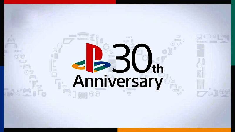 PlayStation 30周年纪念LOGO与历代主机陈列展示，充满科技感与怀旧氛围