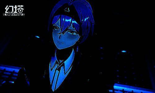 拟态角色阿斯拉达立绘，身穿黑色风衣，眼神锐利，背景为数据流与城市投影交织的科技空间