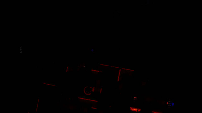 两名玩家在飞船内持能量剑对峙，周围环境充满火焰与烟雾特效