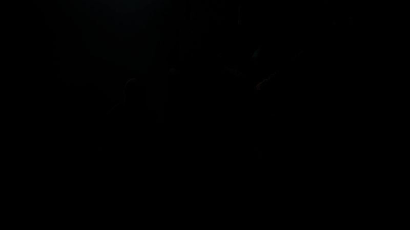 《寂静岭2：重制版》游戏画面，昏暗的街道与标志性雾都氛围，主角行走在寂静小镇中