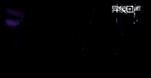 危机应对局内部场景，特调科成员围坐在战术桌前，墙上贴满案件线索与异象照片