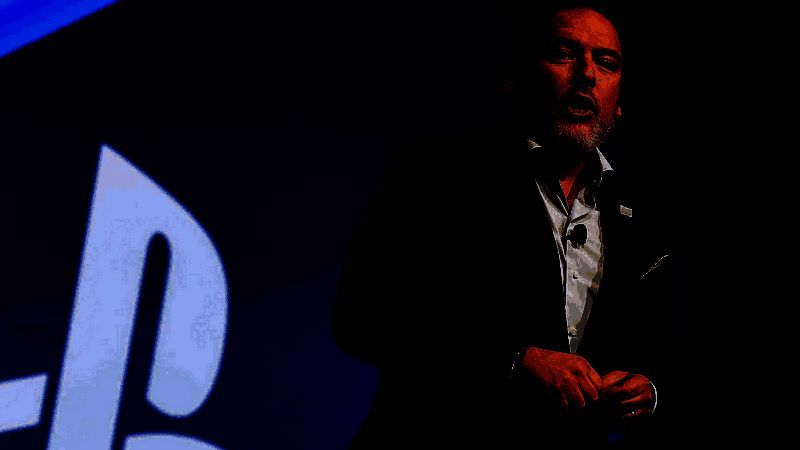 Shawn Layden接受采访画面，背景为PlayStation历代主机展示墙