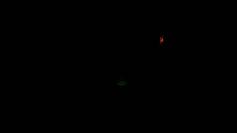 Kinetic Games团队合影，成员们在办公室内庆祝《恐鬼症》销量突破，背景有游戏海报和庆祝横幅