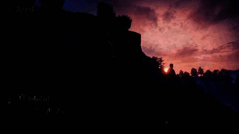 角色站在山崖边眺望远方，身后是云雾缭绕的群山，画面宏大壮丽