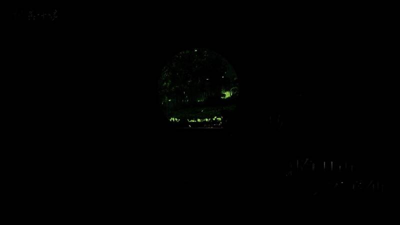 战斗场景截图，角色与神秘BOSS‘舞马人’激烈交锋，特效华丽，动作流畅