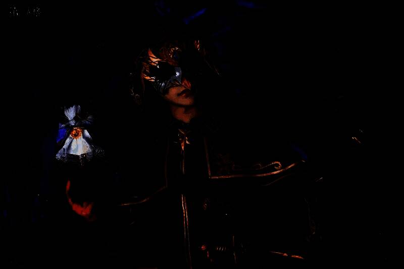 摄影师COSER身披长袍，手持相机道具，与粉丝互动自拍