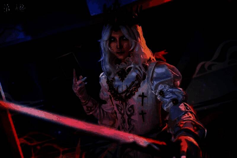 多位COSER集体亮相舞台，背景为‘白露’主题巨幅海报，气氛热烈