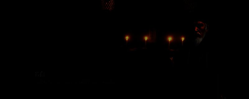 《出马》游戏画面截图，昏暗的东北老屋内烛光摇曳，墙上挂着神秘符咒，氛围阴森诡异