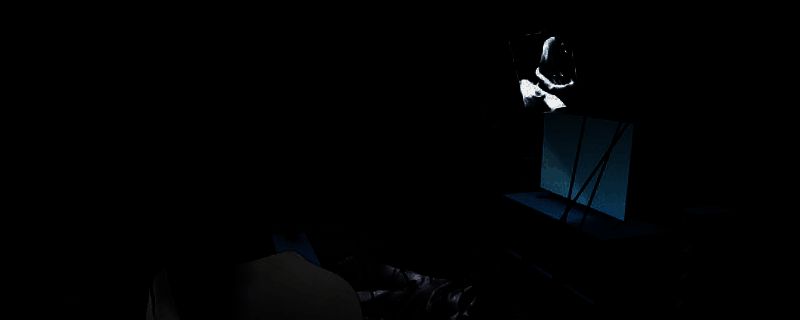 《Undying Flower》游戏主视觉图，画面中一朵发光的奇异花朵悬浮在幽暗森林中央，周围漂浮着破碎的记忆碎片