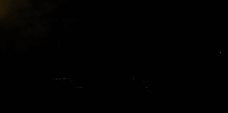 被洪水淹没的城市废墟，残破建筑半浸水中，天空乌云密布，远处隐约可见巨型不明生物轮廓