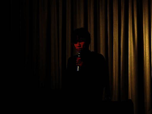 《8号出口》游戏主视觉图，昏暗走廊中闪烁的红色出口指示灯营造出压抑氛围