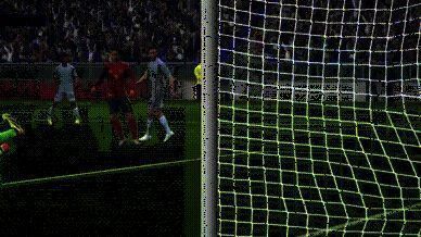 阿隆索长传发动进攻，精准找到前插队友的动画展示