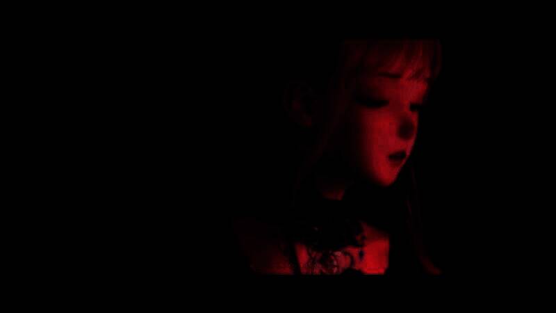 夜晚的城市灯火辉煌，暖暖身穿华丽礼服走在街道上，周围行人投来赞叹目光