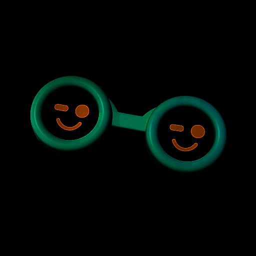 霜霜佩戴圆形笑脸太阳镜，镜框为冰晶质感，笑容图案可爱，整体风格清新又富有童趣