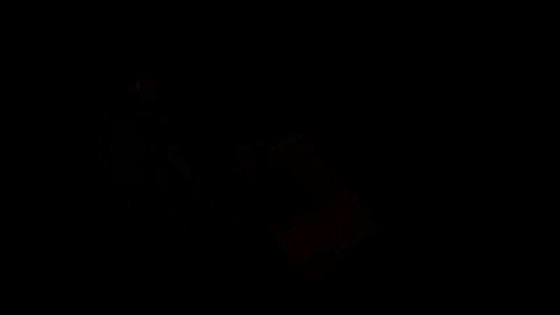 刘备率军出征的动态场景，战马奔腾，旗帜猎猎，战场硝烟弥漫