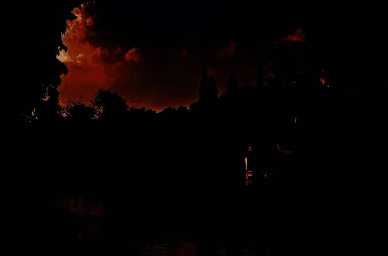 南京阅江楼全景图，古色古香的楼阁矗立江畔，气势恢宏，背景为长江与城市天际线