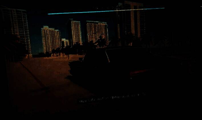 街头枪战瞬间，烟雾弥漫，动作流畅，展现《GTA6》激烈的战斗系统