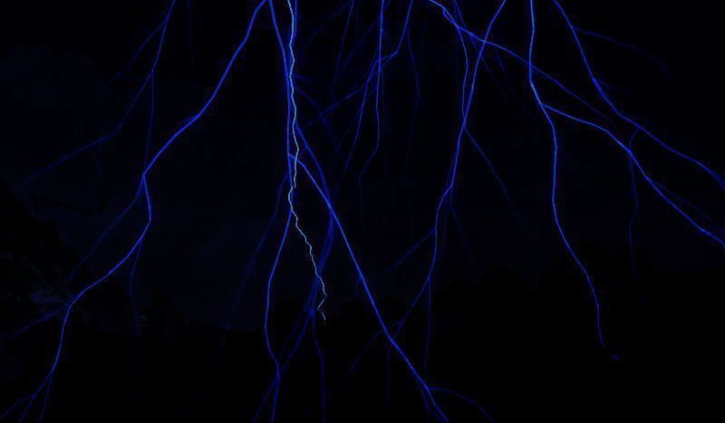 雷雨中的山谷，闪电划破天际照亮乌云，树木在狂风中剧烈摇晃，远处小屋透出温暖灯光