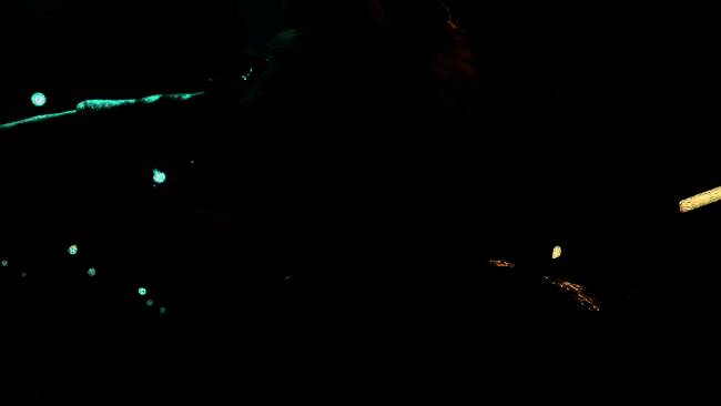 游戏实际画面展示，蒂法与克劳德在广阔的草原上并肩前行，远处山脉与浮空城市交相辉映