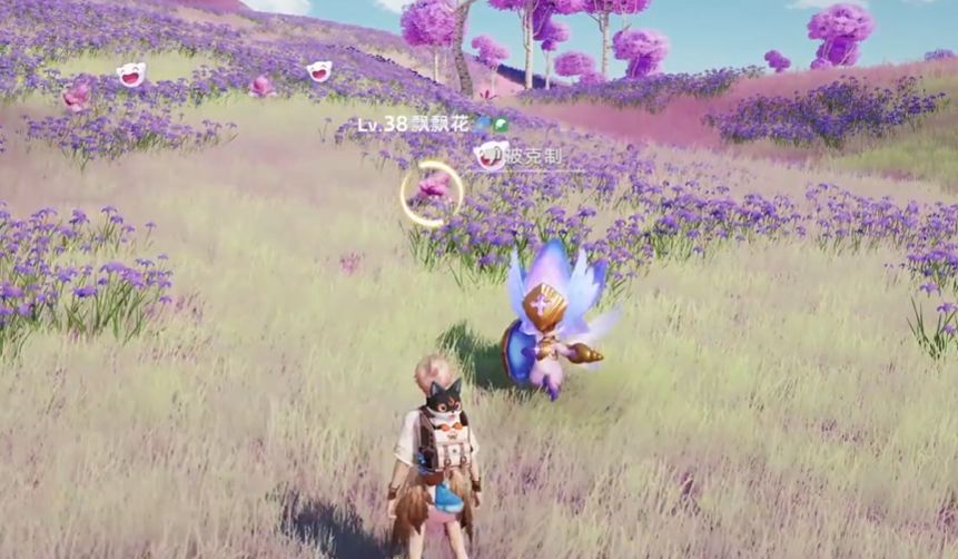 夜晚模式下的鸢尾花海，萤光植物发光，天空呈现深蓝色，有伊莫在空中漂浮