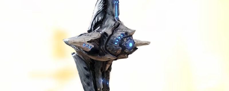 《绝地潜兵2》中光能族守望者的全身特写，外形高大，散发着蓝色能量光芒，双眼发出警觉红光，站立姿态极具压迫感