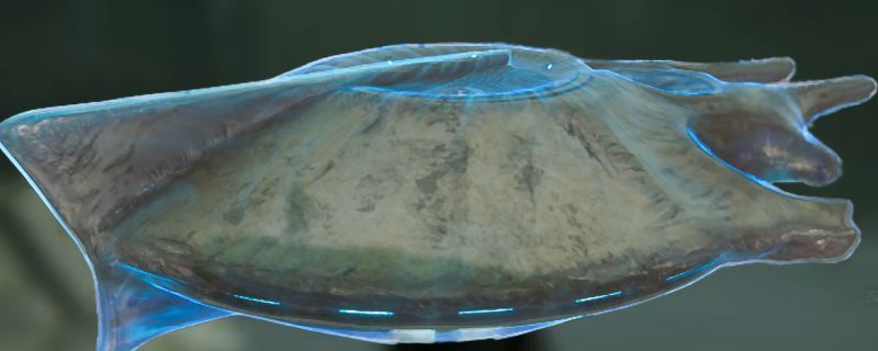 《绝地潜兵2》中光能族传送飞船悬浮于战场上方，散发蓝色能量光晕，周围有小型敌军护卫