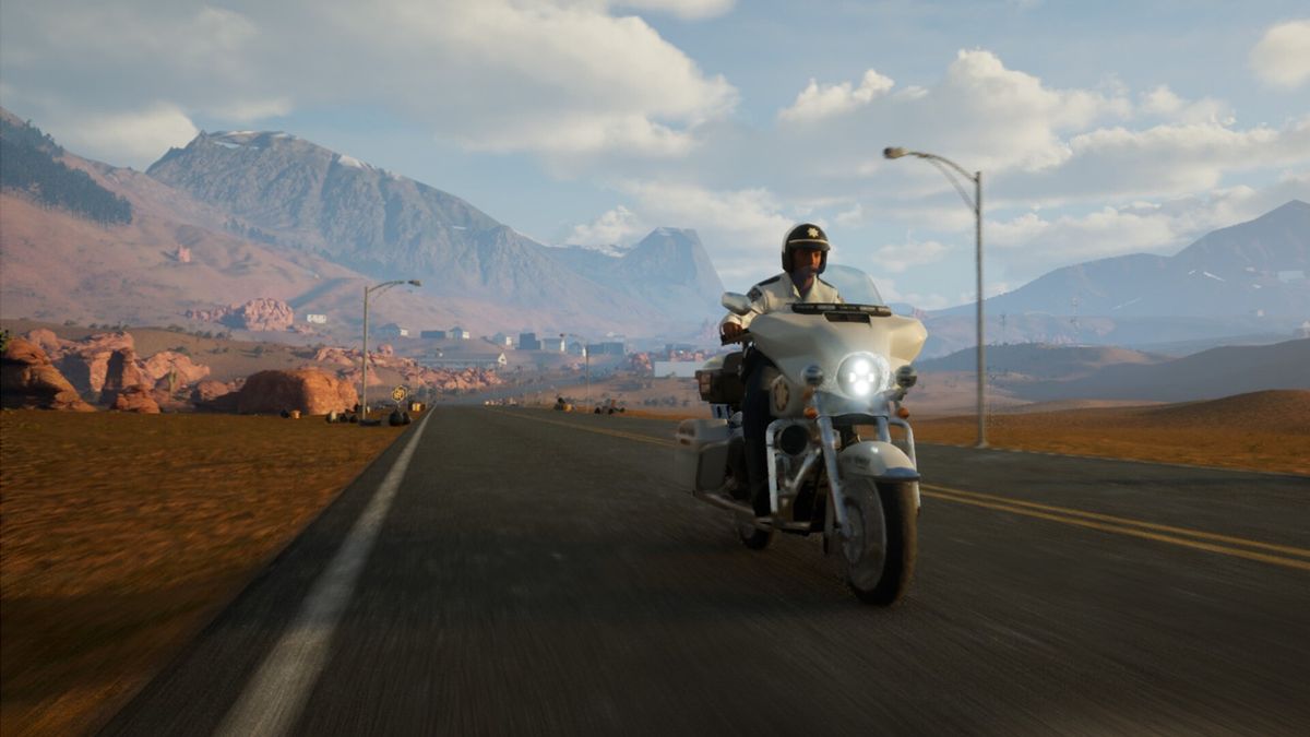 夜晚城市街道上的警车闪着红蓝灯光，正在进行路检