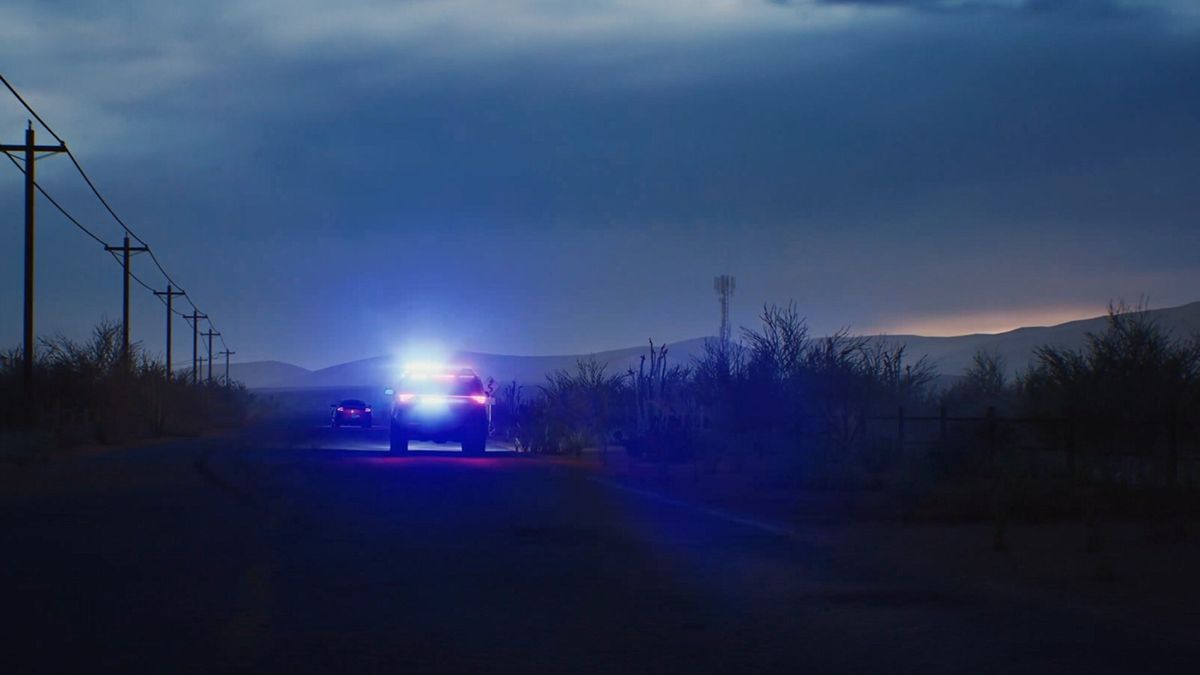 游戏宣传片截图，展示高速追捕与枪战场景