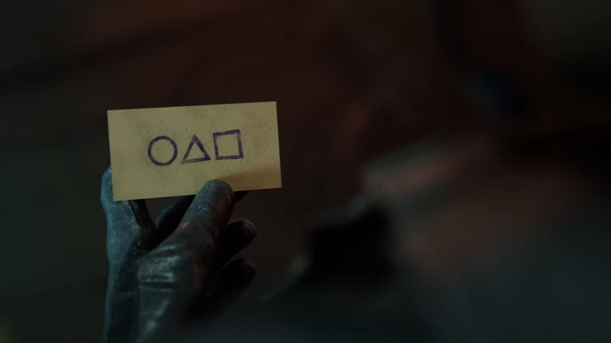 概念图展示《使命召唤》地图中重现《鱿鱼游戏》的彩色阶梯与巨型娃娃雕像，氛围紧张而诡异