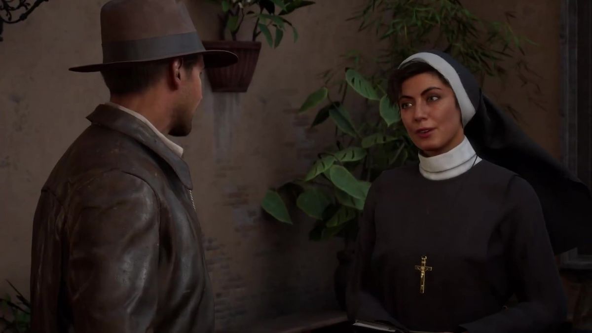 琼斯在悬崖边缘奋力攀爬，背景为巨大古代石门，天空乌云密布